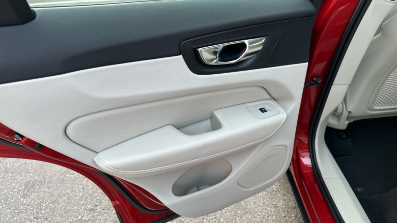 Volvo XC60 2.0 B5P Plus Dark 5dr AWD Geartronic Petrol Estate